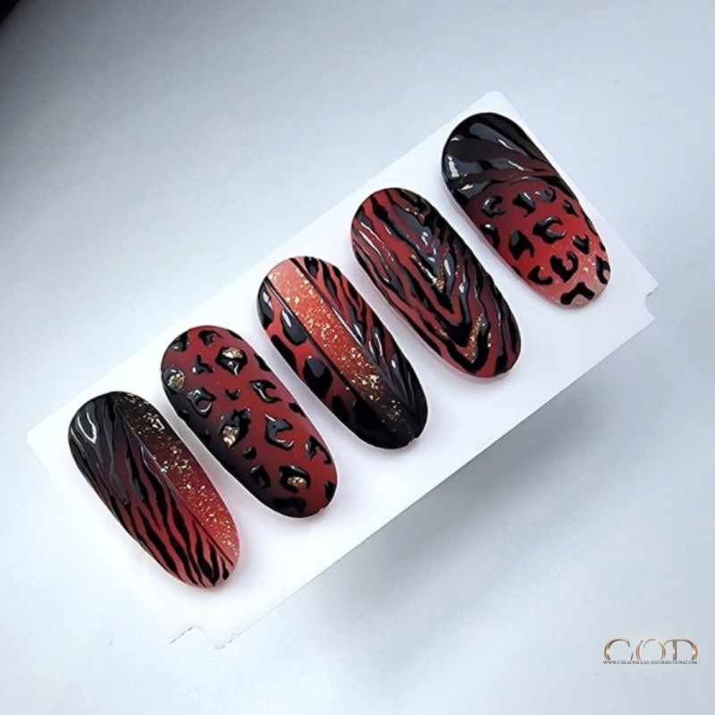 Capsules sombre faites avec le Art Line Dark Red 