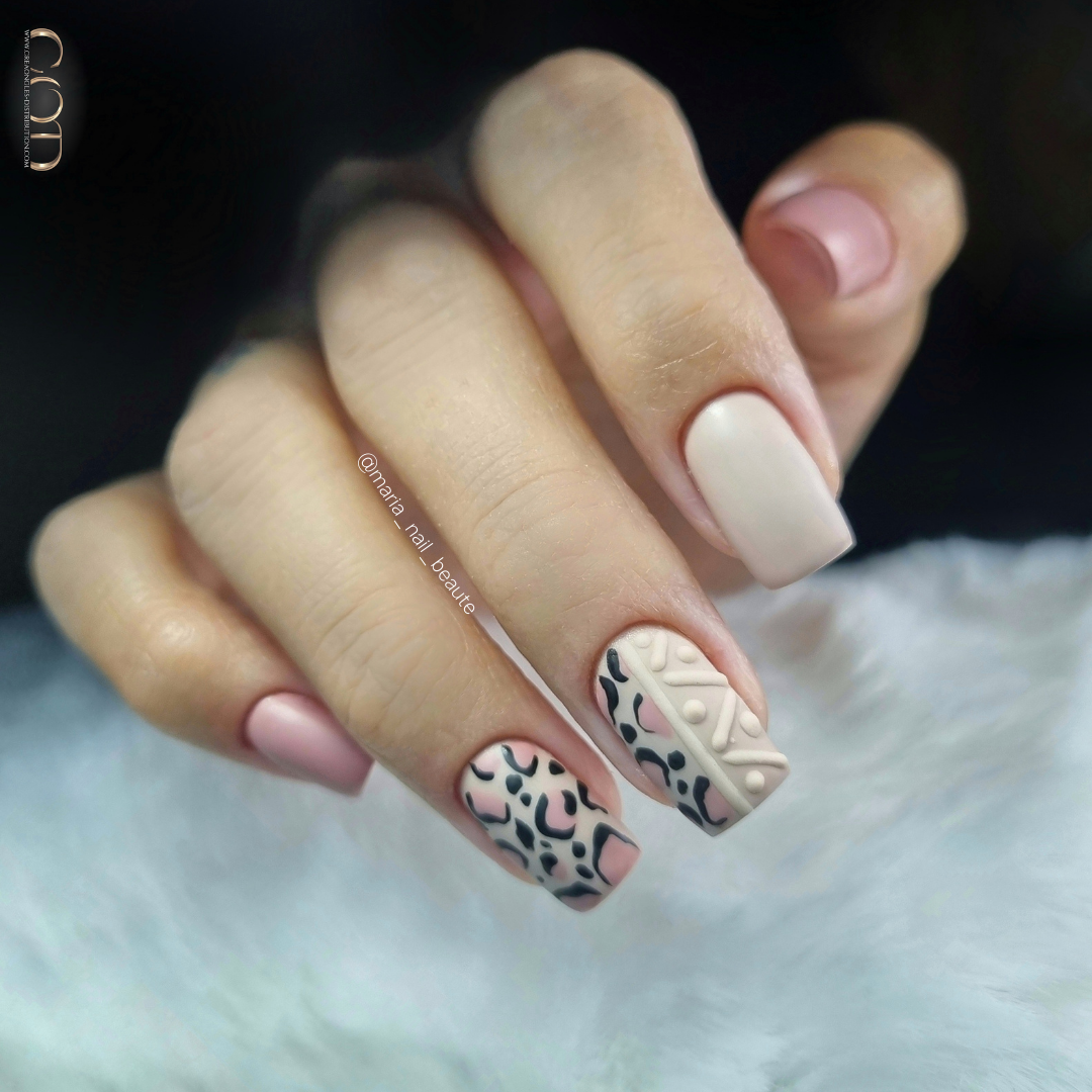 Ongles carrés nude avec nail art léopard