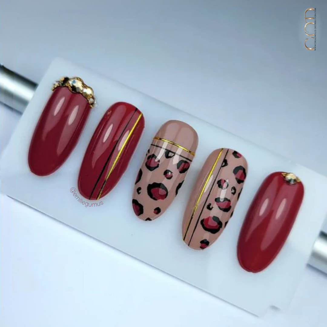 Capsules ongles rouge et nude léopards