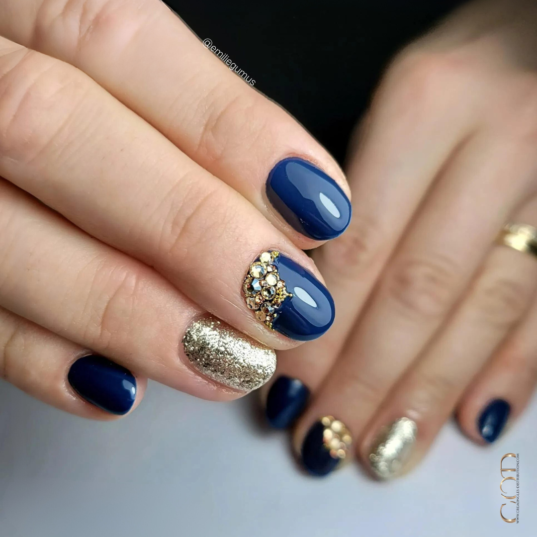 Ongles bleu nuit et doré avec strass