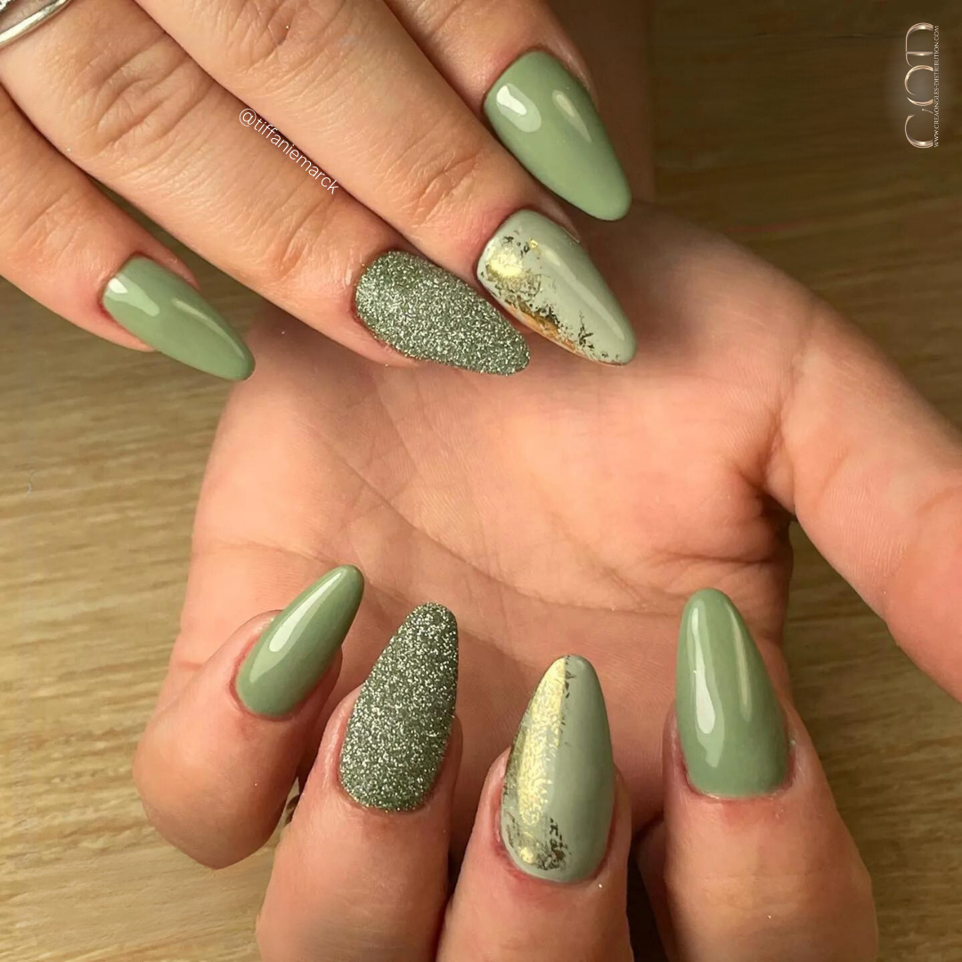 Ongles kaki en amande avec effet sucre