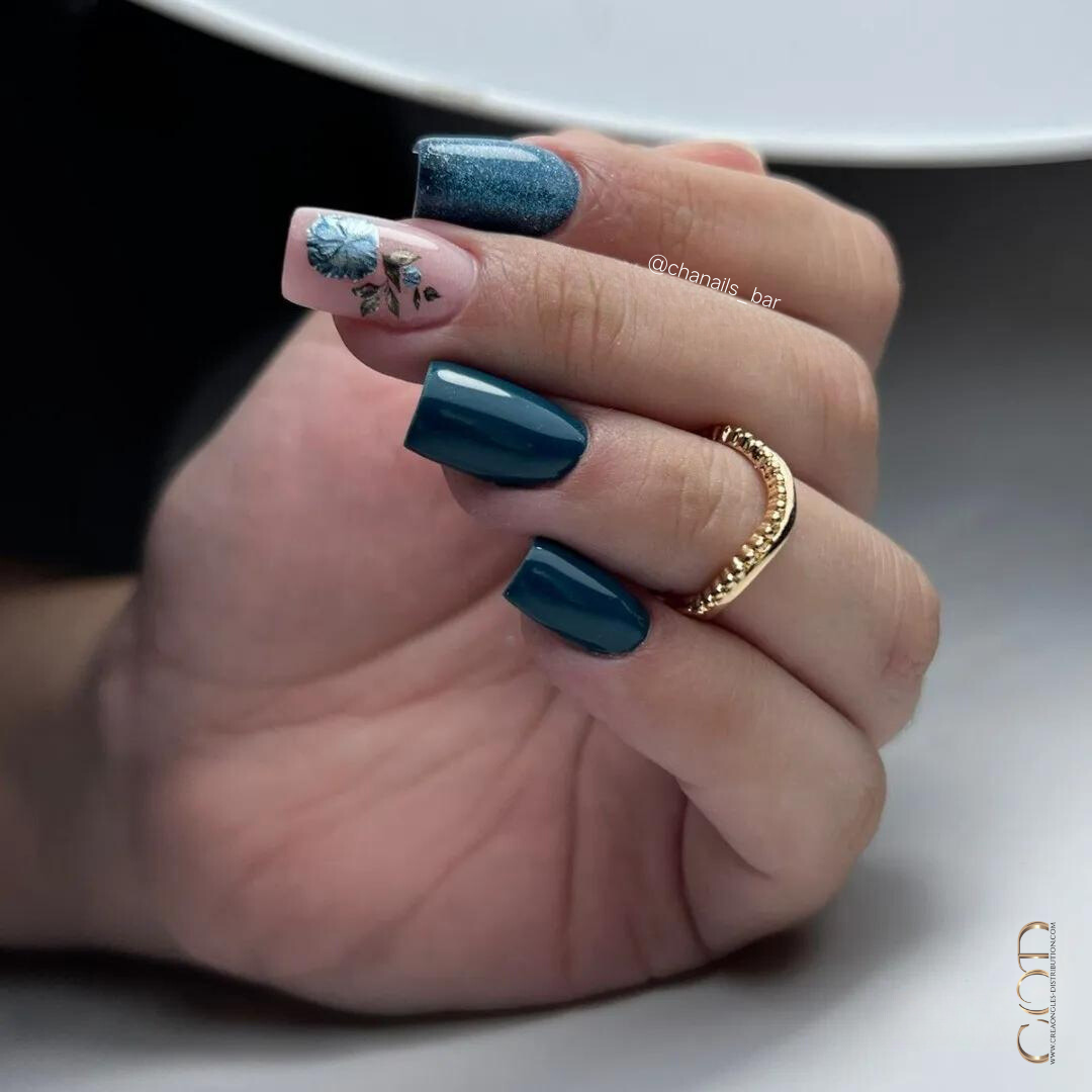 Ongles carrés bleu nuit