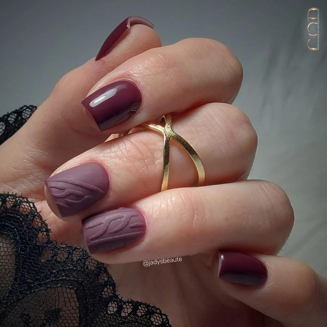 Ongles carrés rouge bordeaux avec effet pull