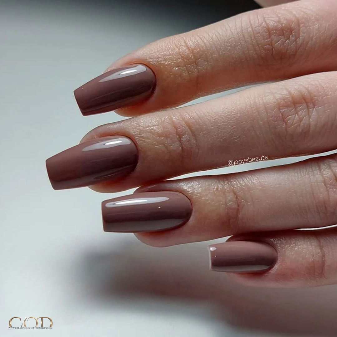 Ongles carrés marron nude