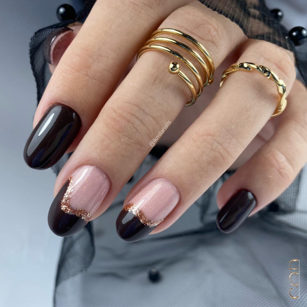 Ongles ovales marron foncé et flakes rose gold