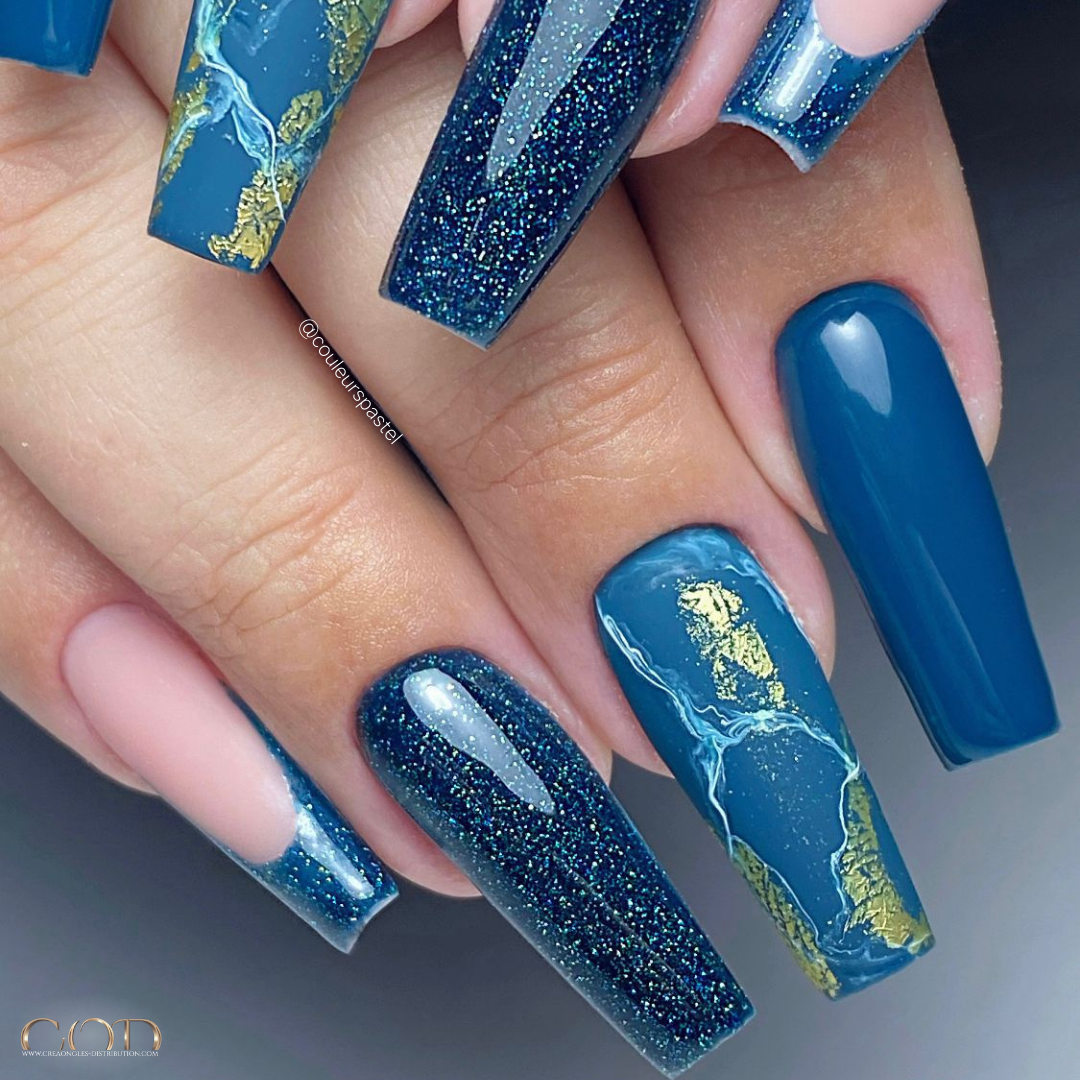 Ongles coffin longs bleu nuit