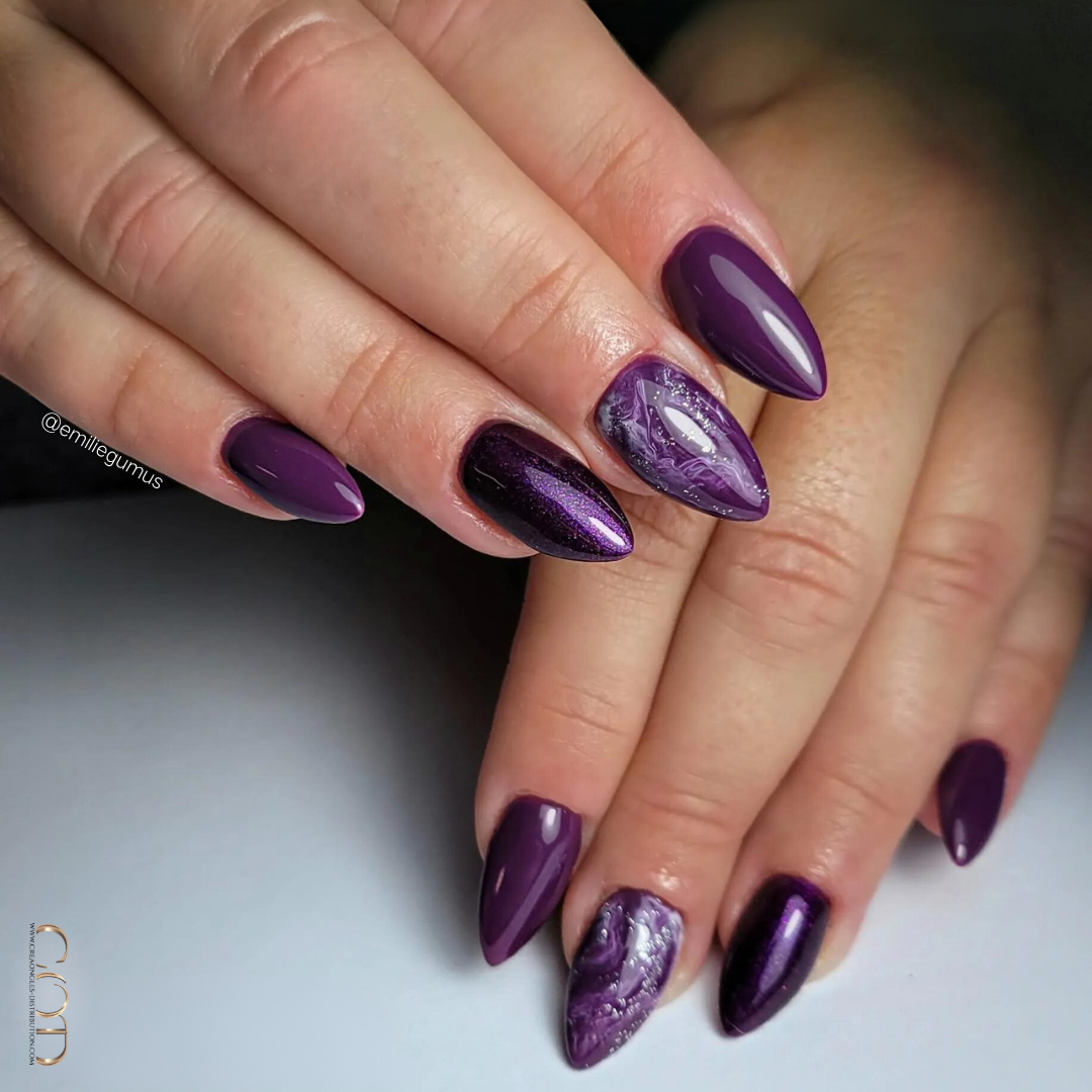 Ongles stiletto violet irisé