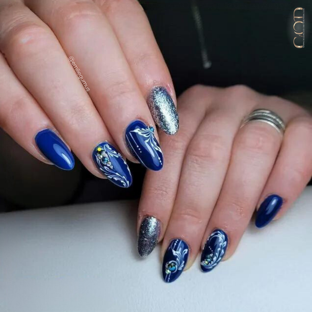 Ongles bleu nuit avec arabesques