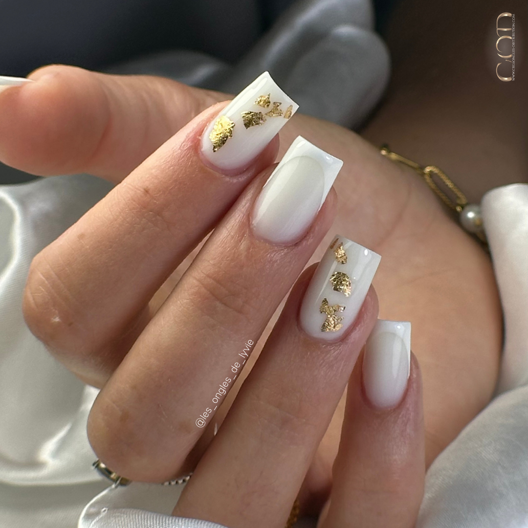 Ongles blancs avec french et flakes or