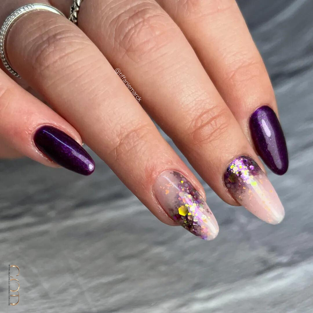 Ongles violets irisés et paillettés