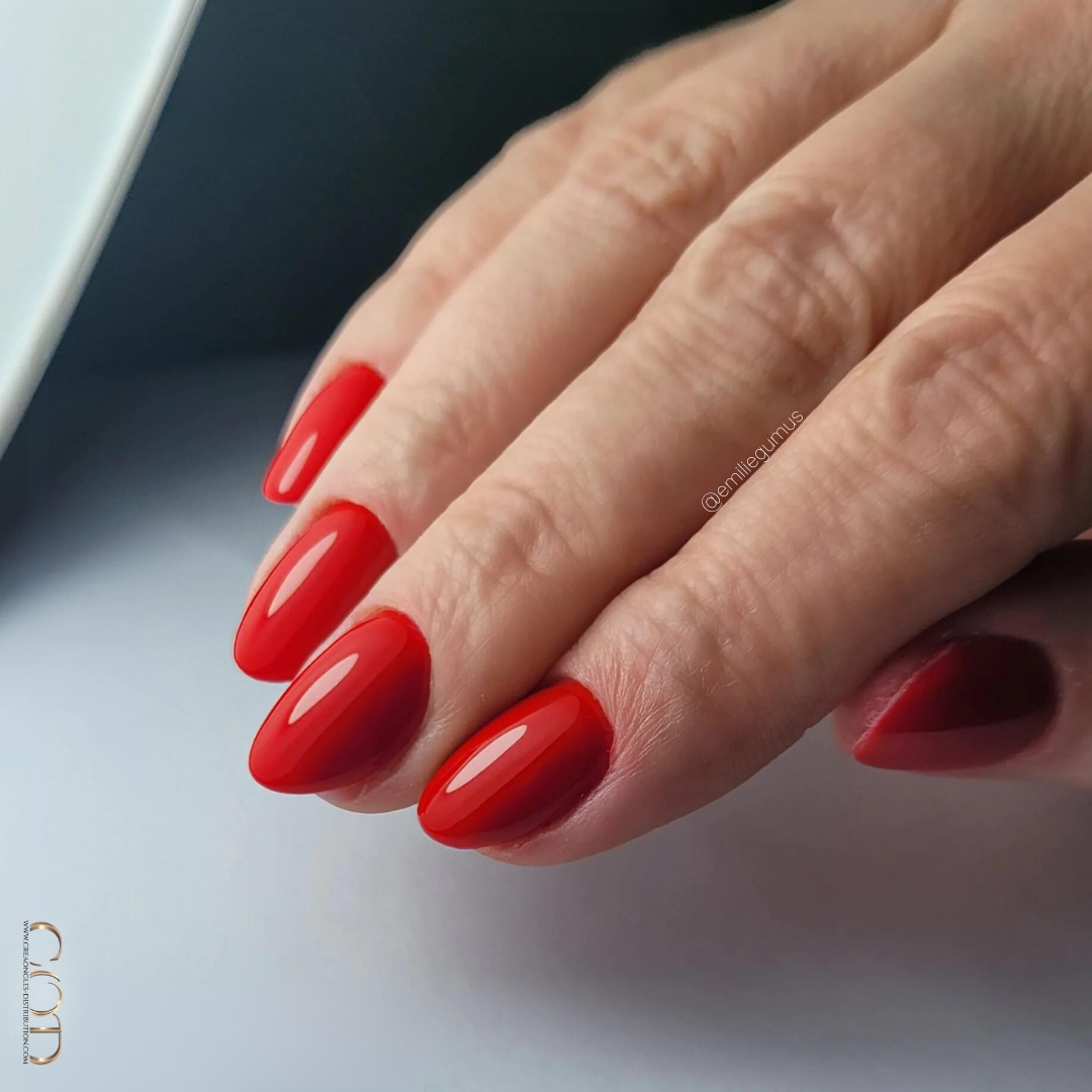 Pose d'ongles rouge courts