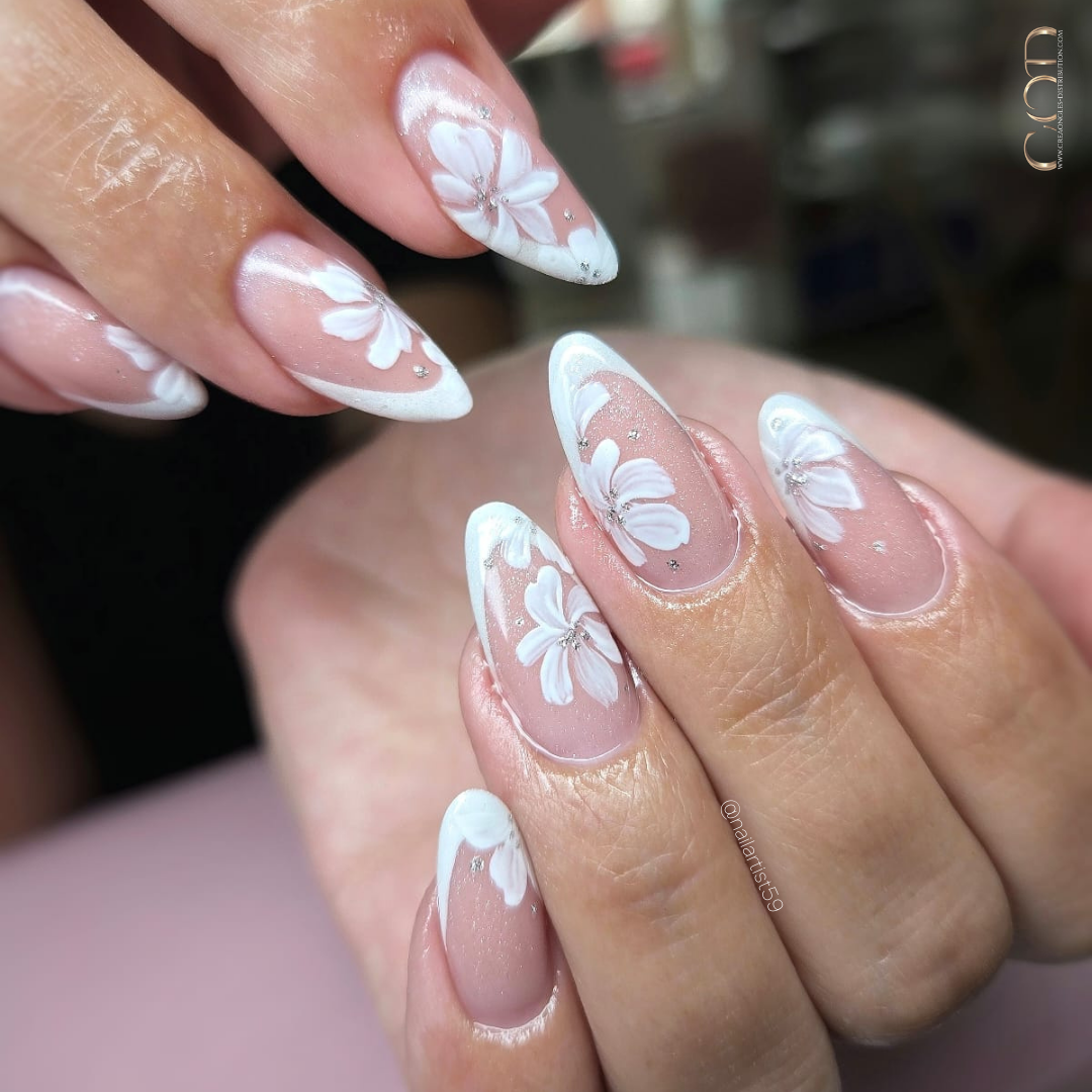 Pose d'ongles en amande avec french manucure et nail art fleurs