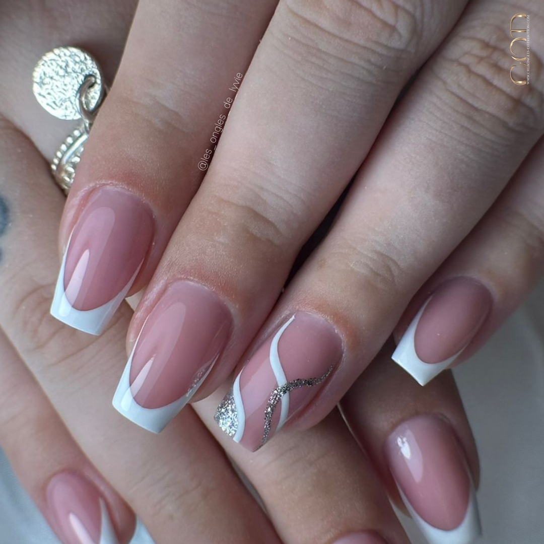 Pose d'ongles coffin longs avec french et nail art lignes fines