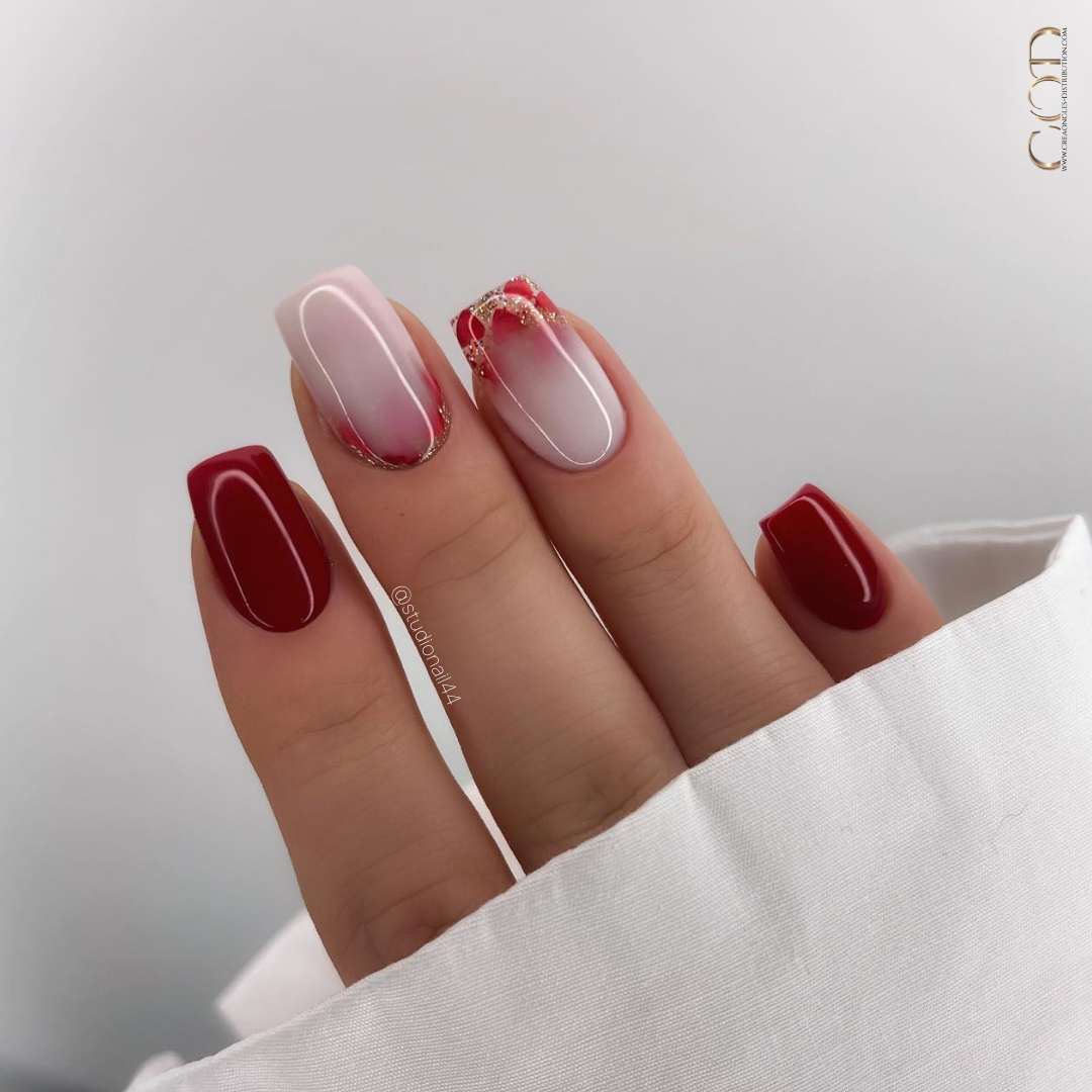 Pose d'ongle rouge bordeaux et milky whitre avec baby glitter