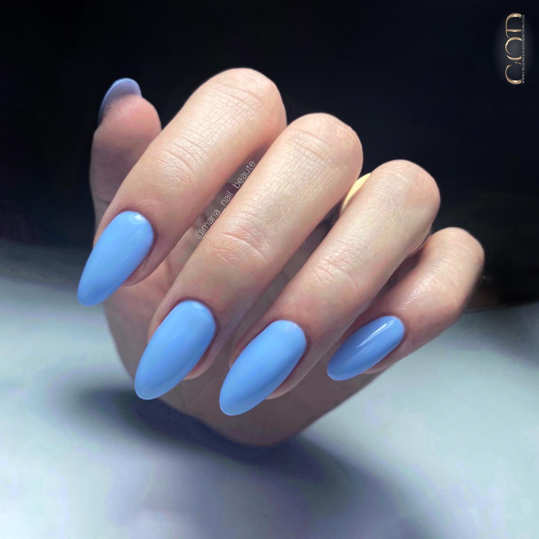 Pose d'ongles en amande longs bleu lavande