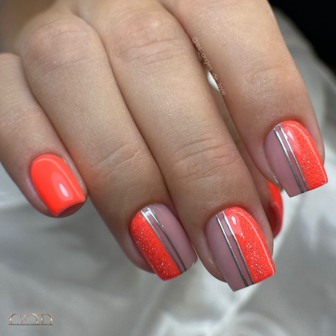 Pose d'ongles carré courts orange néon avec nail art métallique silver