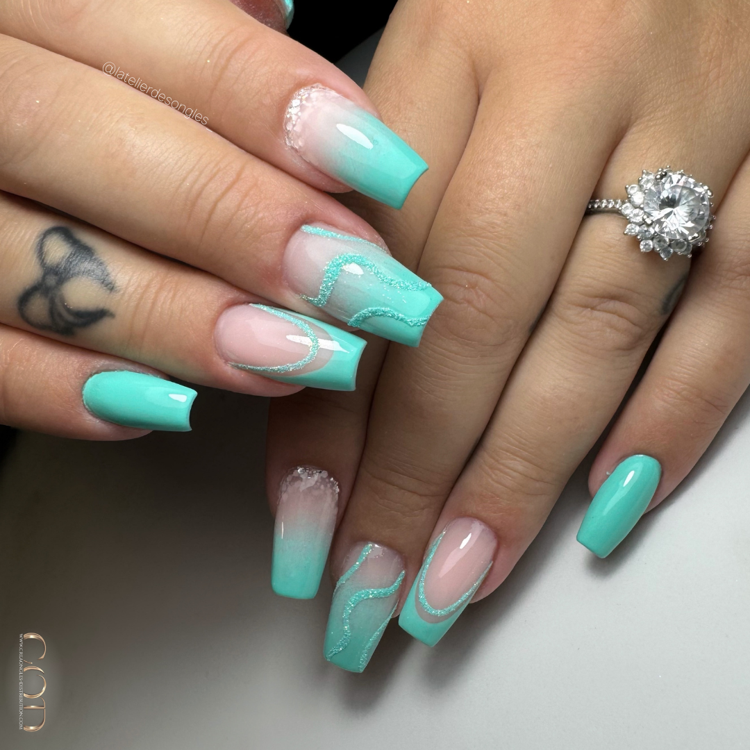 Ongles coffin longs vert turquoise avec effet sucre, cutiglitter et french