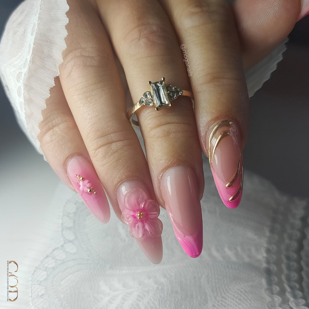 Ongles en amande longs rose avec nail art 3D