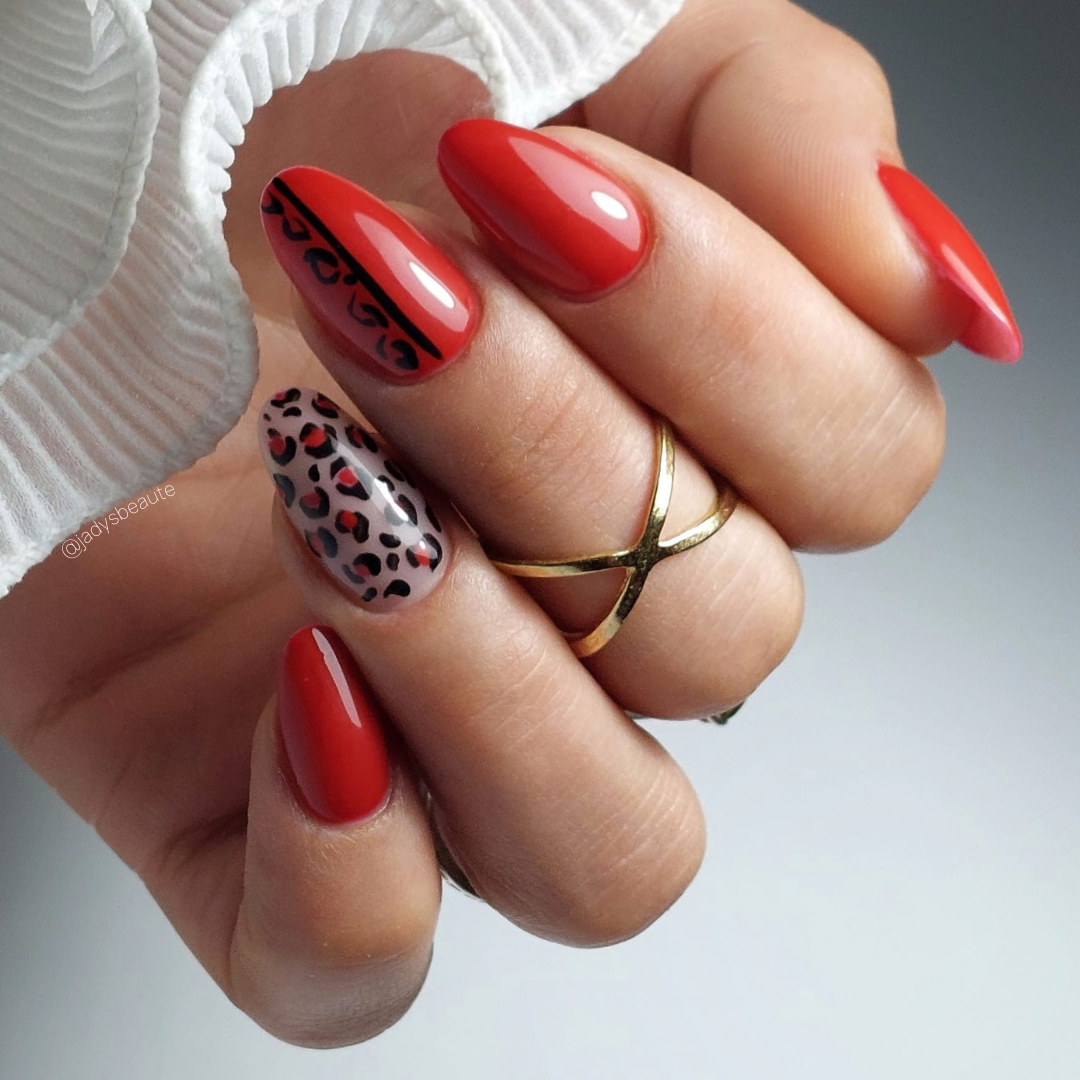 Ongles rouge avec nail art léopard