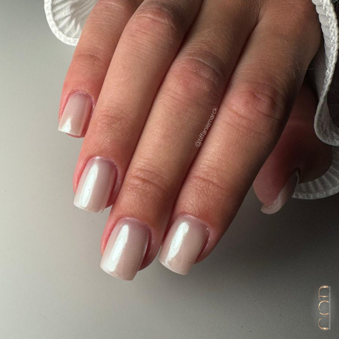 Ongles carrés courts blanc effet perlé