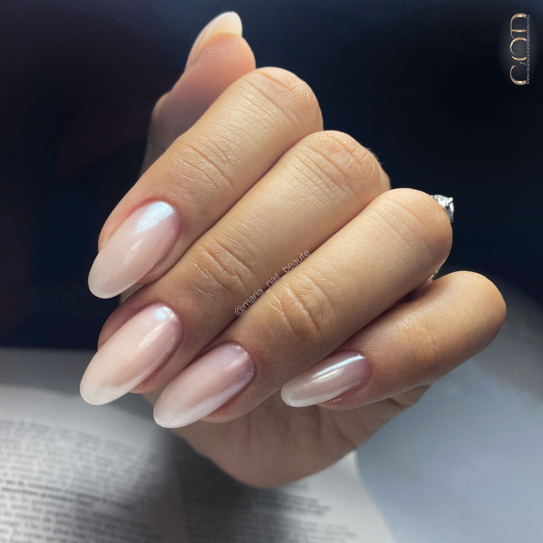 Ongles en amande blanc effet perle hailey bieber