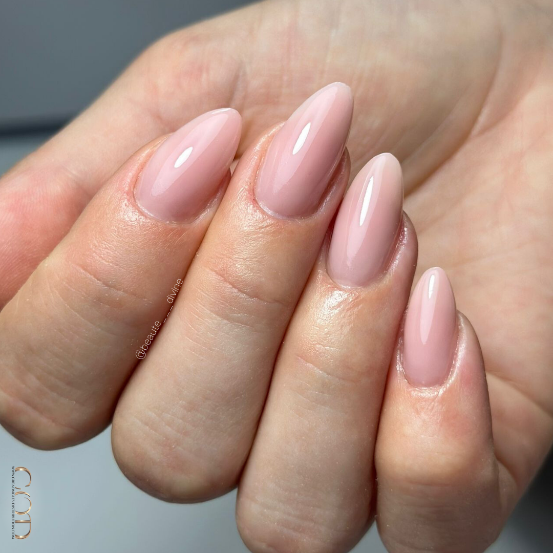 Pose d'ongles en amande avec gel fiber cover rose couvrant