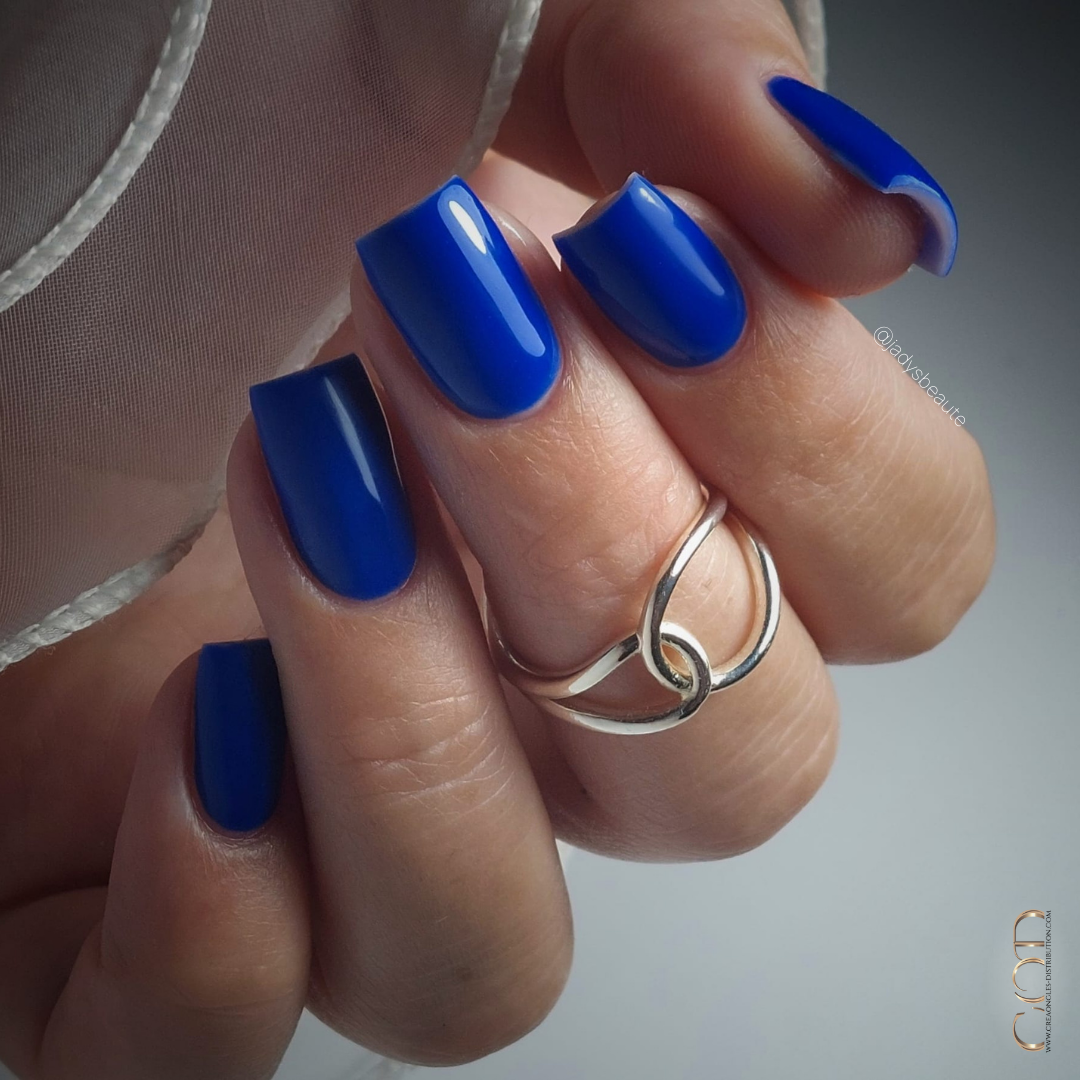 Ongles carrés bleu électrique