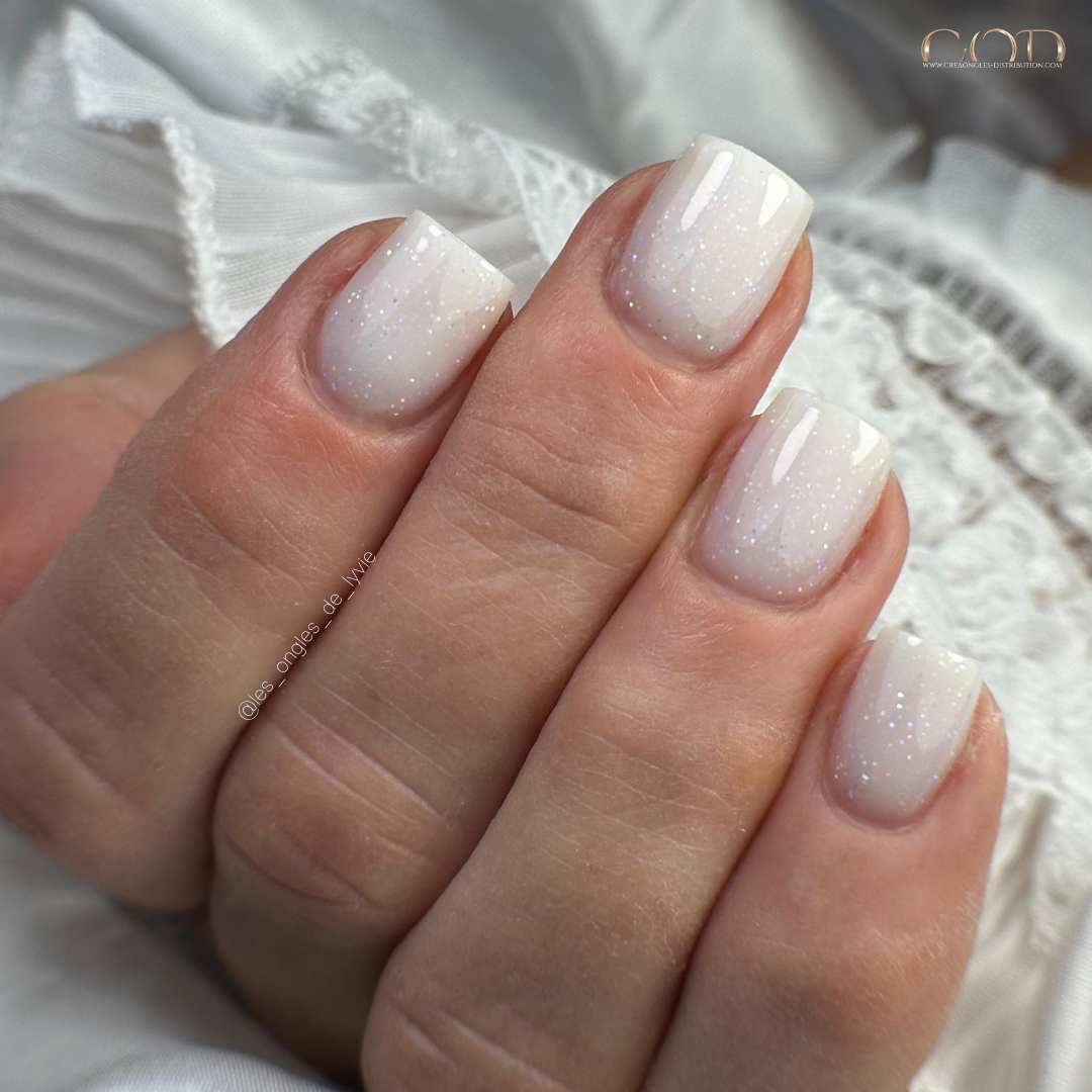 Ongles carrés courts au gel blanc à paillettes