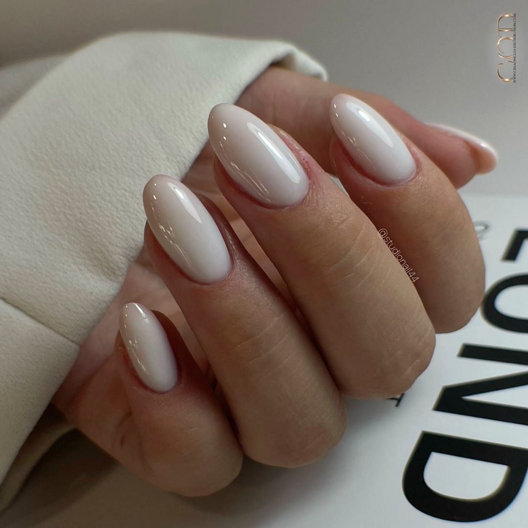 Pose d'ongles ovales avec gel fiber blanc