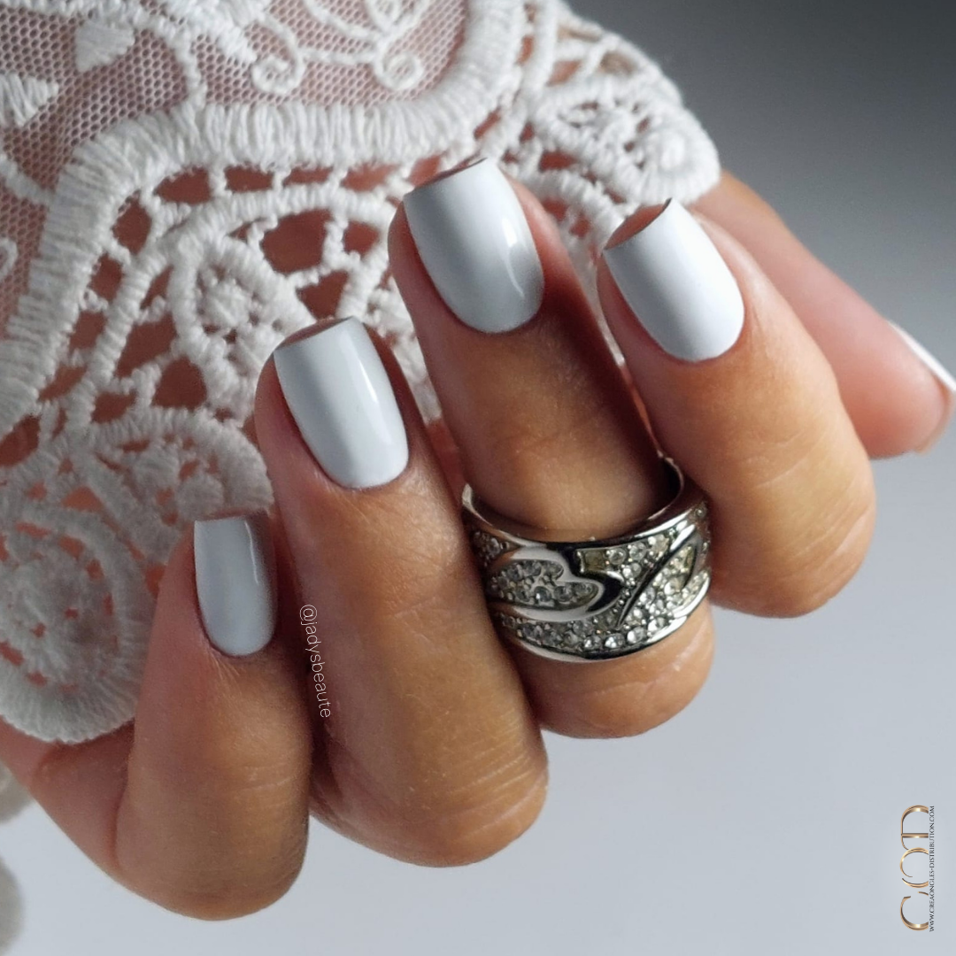 Pose d'ongles carrés courts blancs simple