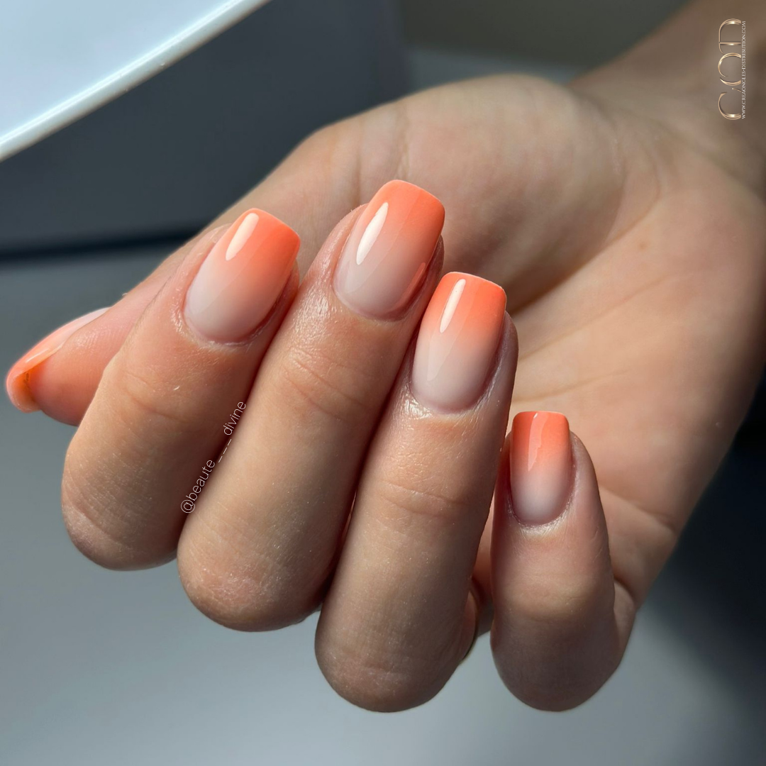 Pose d'ongles carrés courts avec babycolor orange