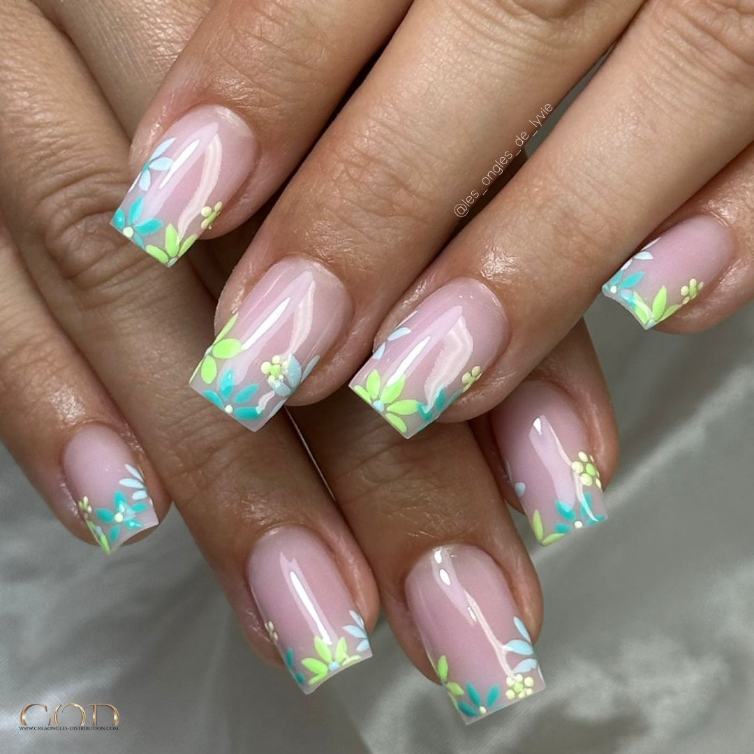 Ongles carrés longs nude avec nail art fleurs en french