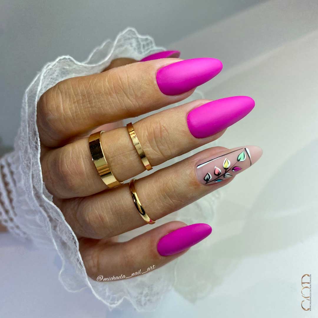 Photo d'ongles en amande longue rose fluo avec nail art coloré sur l'index