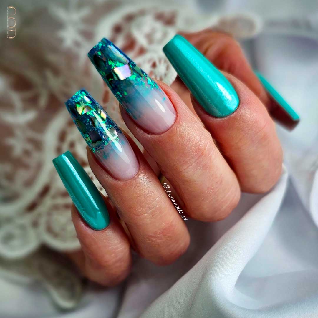 Photo d'ongles coffin long bleu-vert avec nails art chrome et dégradés de flakes