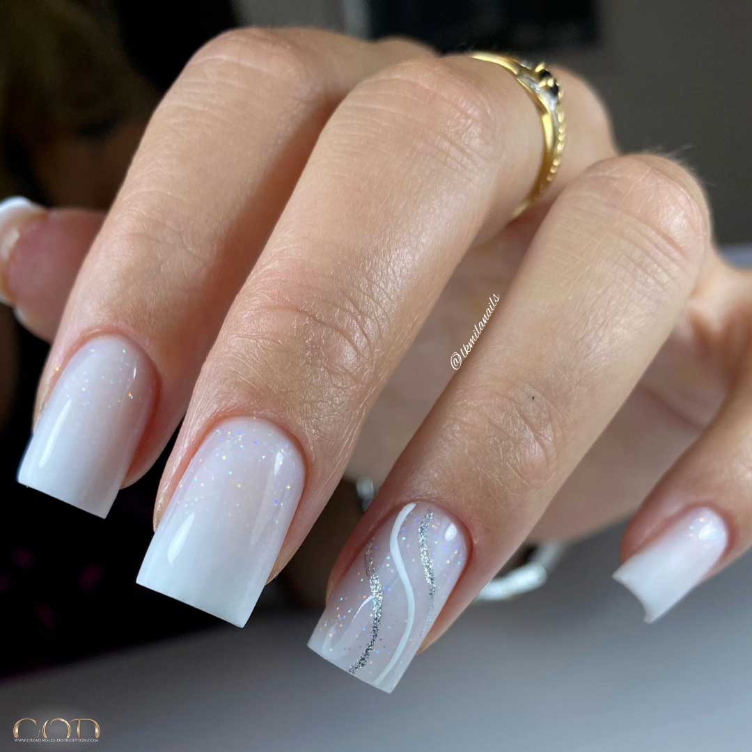 Photos d'ongles carré court milky white pailleté avec nail art lignes