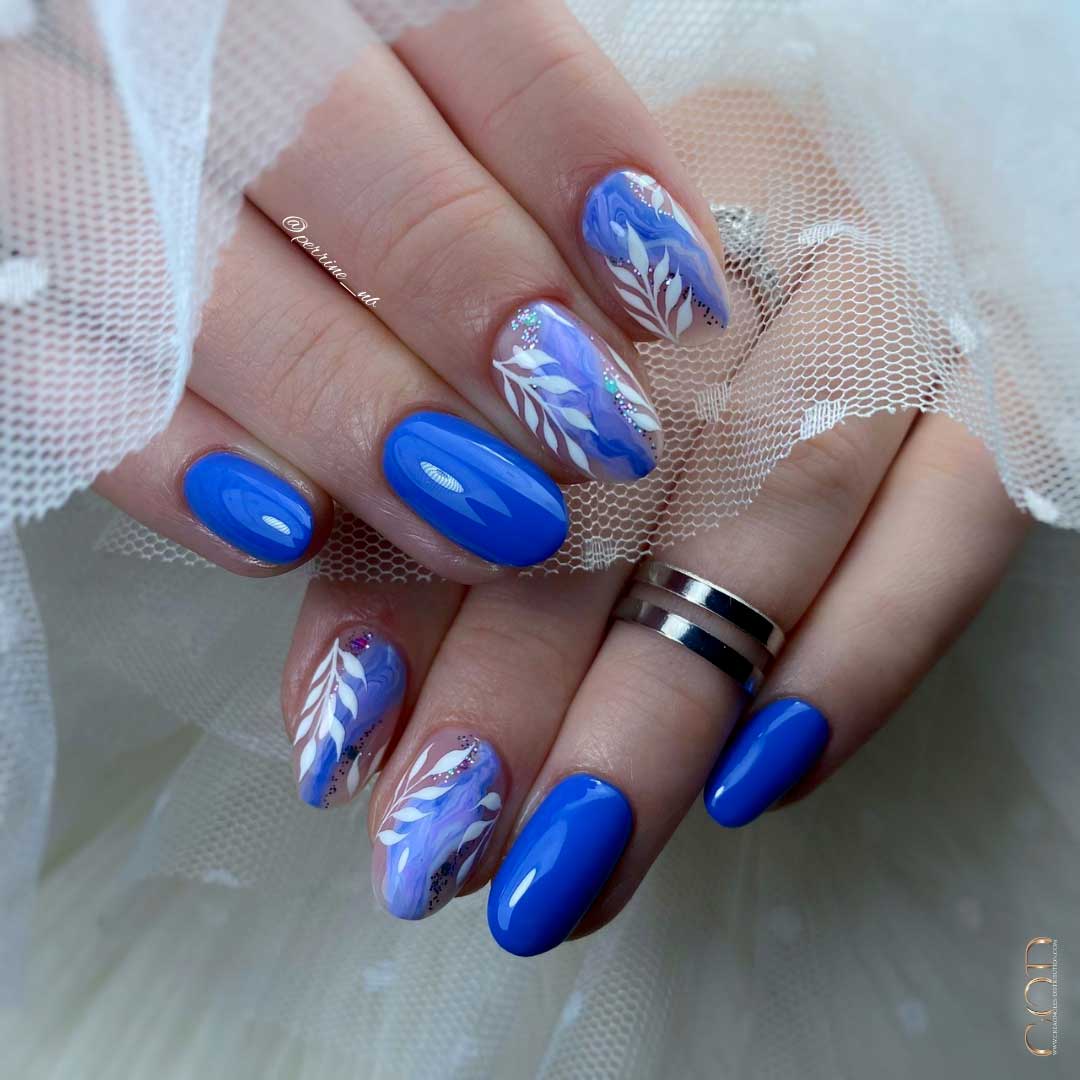 Photos d'ongles ovale court bleu avec nail art feuillage et marble effect