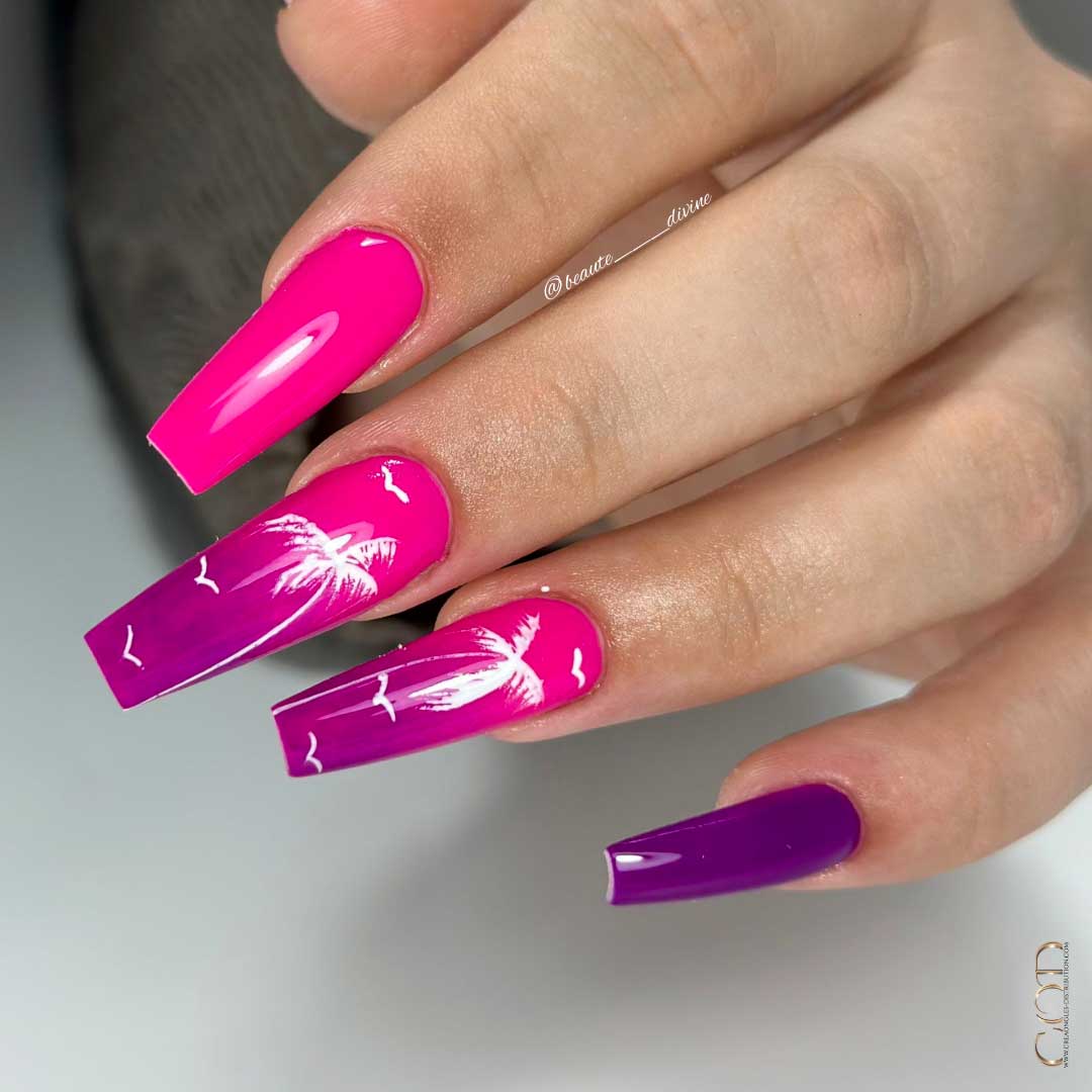 Photo d'ongles coffin long avec dégradé de couleurs et nail art palmiers