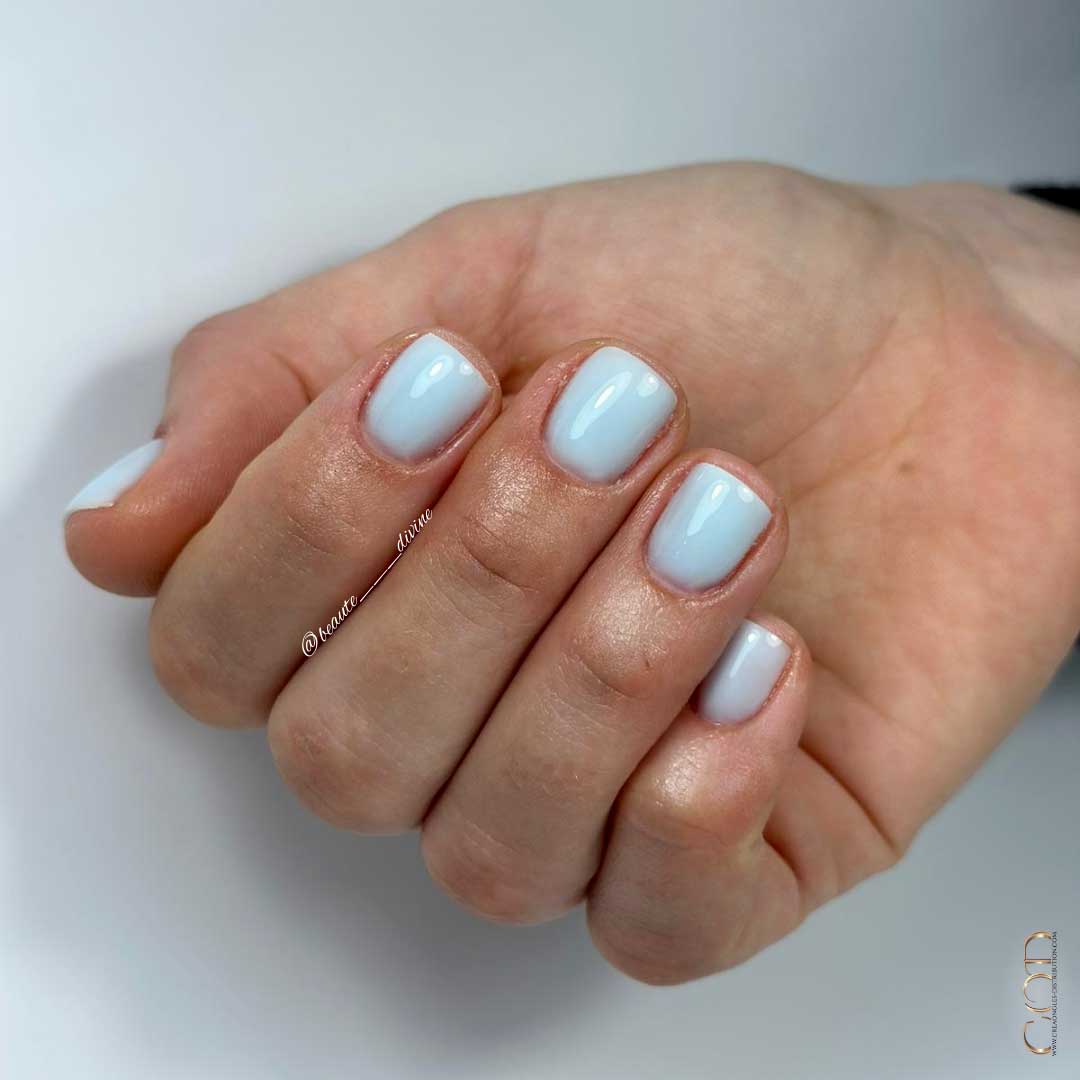 Photo de pose d'ongles carré court  bleu pastel