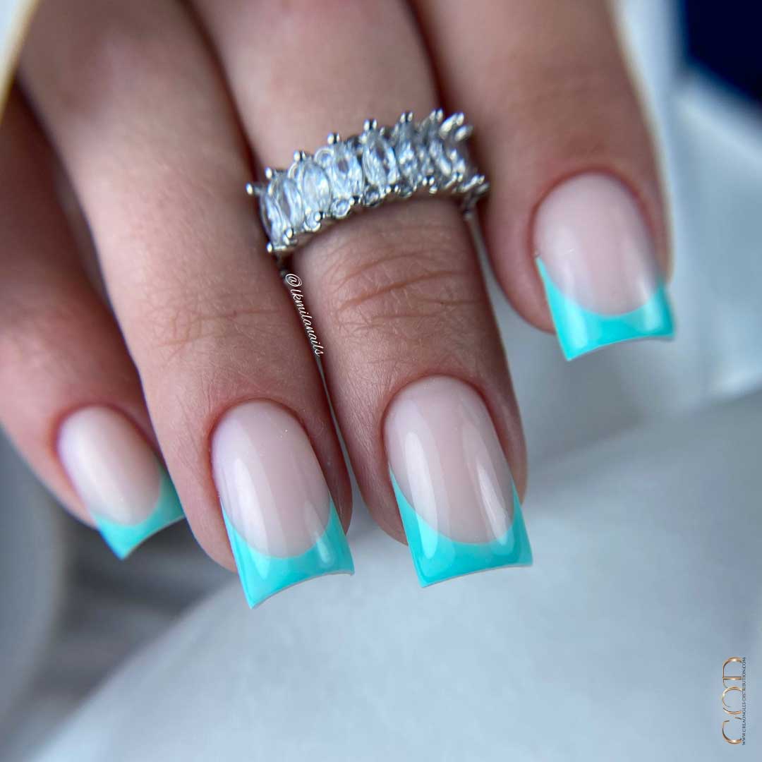 Photo d'ongles carré court avec french bleu turquoise