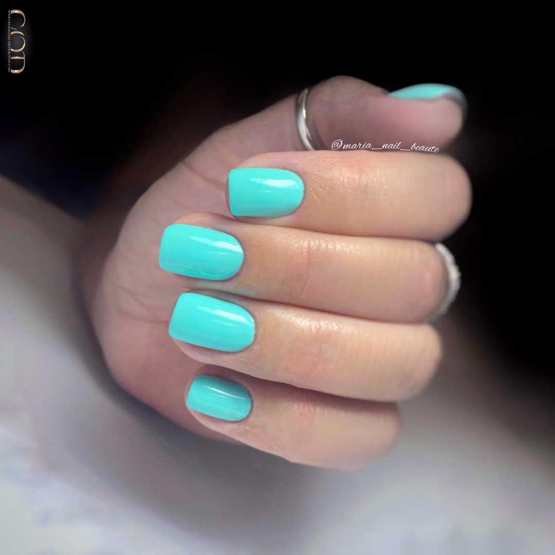 Photo d'ongles carré court avec bleu turquoise