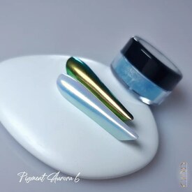 ✨ Donnez une touche féerique à vos ongles avec le Pigment Aurora 6 ! ✨

Pour celles qui rêvent d'un effet unique et lumineux, le Pigment Aurora 6 est l'allié idéal. Appliqué sur une base blanche, il révèle un bleu délicat, tandis que sur une base noire, il dévoile un vert aux reflets dorés. Ce chrome ajoute une touche magique et énigmatique à vos ongles. 🌌

Notre Ambassadrice @les_ongles_de_lyvie à combiner le Aurora 6 au PLG Nacked !👌

Idéal pour un look élégant et original pendant les fêtes ! 💫

#codnailsystem #chromenails #chromeeffect #effetchrome #effetaurora #auroranails #auroranail #pigmentnails #nailspigment #winternails #manicure #gelpolish #ongles #nails #nailsaddict #nailsinspiration #nailproducts