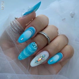 😍 Prenez le temps d’admirer ce petit bijou ! 😍

Une pose d’une beauté incomparable, réalisée par notre Ambassadrice @perrine_nb ❤️

Une réalisation éclatante avec ce beau bleu turquoise et l'effet sucre des Color Mermaid Pastel Blue ! ✨ Le tout est rehaussé par un Nail Art Shell et un babycolor qui complètent parfaitement la pose. 🐚

Une inspiration parfaite pour des vacances au bord de la mer ! 🌊

Produits utilisés :

☀️ Fiber Line White
☀️ Art Line Turquoise - White
☀️ Paillettes Color Mermaid Pastel Blue
☀️ Strass Crystal AB - Demi-perles - Microbilles 0,4 et 0,8
☀️ Supreme Gloss

Retrouvez l’intégralité des produits sur notre site → http://creaongles-distribution.com

#codnailsystem #nails2024 #nailart #shellnails #babycolor #manucurerusse #nailsaddict #summernails #naildesign #almondnails #colornails #bluenails #inspirationnails #strassnails #effetsucre #glitternails